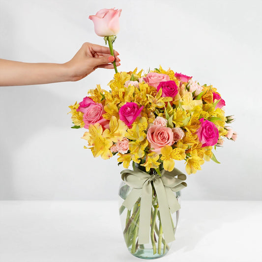 "Estallido de Primavera" en Jarrón: Rosas Lujosas y Alstroemerias Amarillas