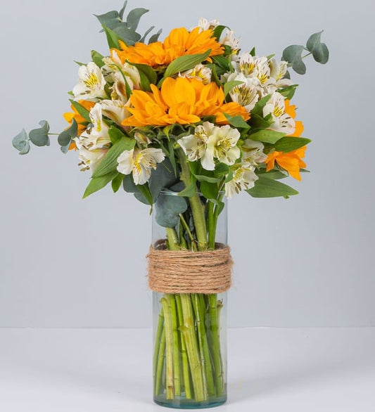 Girasoles y astromelias blancas en un jarrón